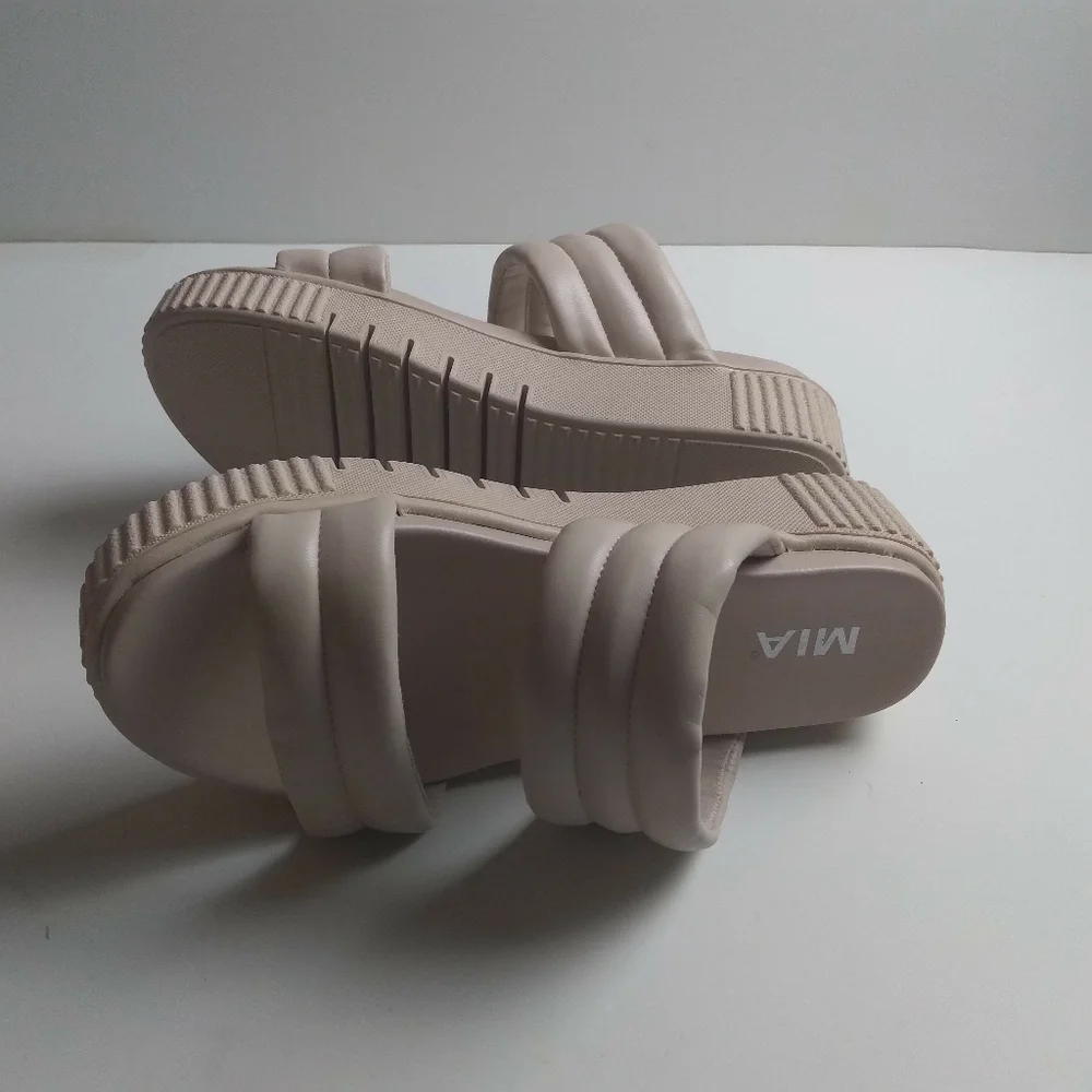 Mia  Lini Platform Beige Sandals size 7